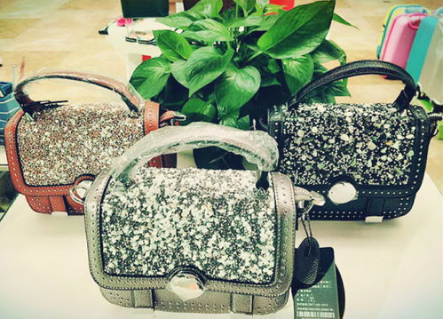 滨沙购物广场金路达箱包专柜升级在即，服装清仓大甩卖火热进行中